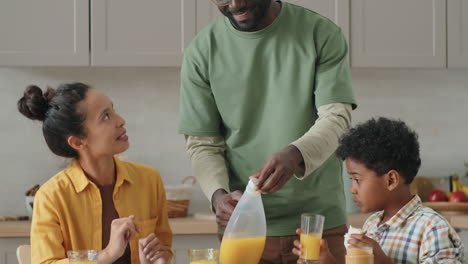Afrikanische-Familie-Redet-Und-Frühstückt-Zu-Hause